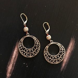 Gold tone round drop earrings!
